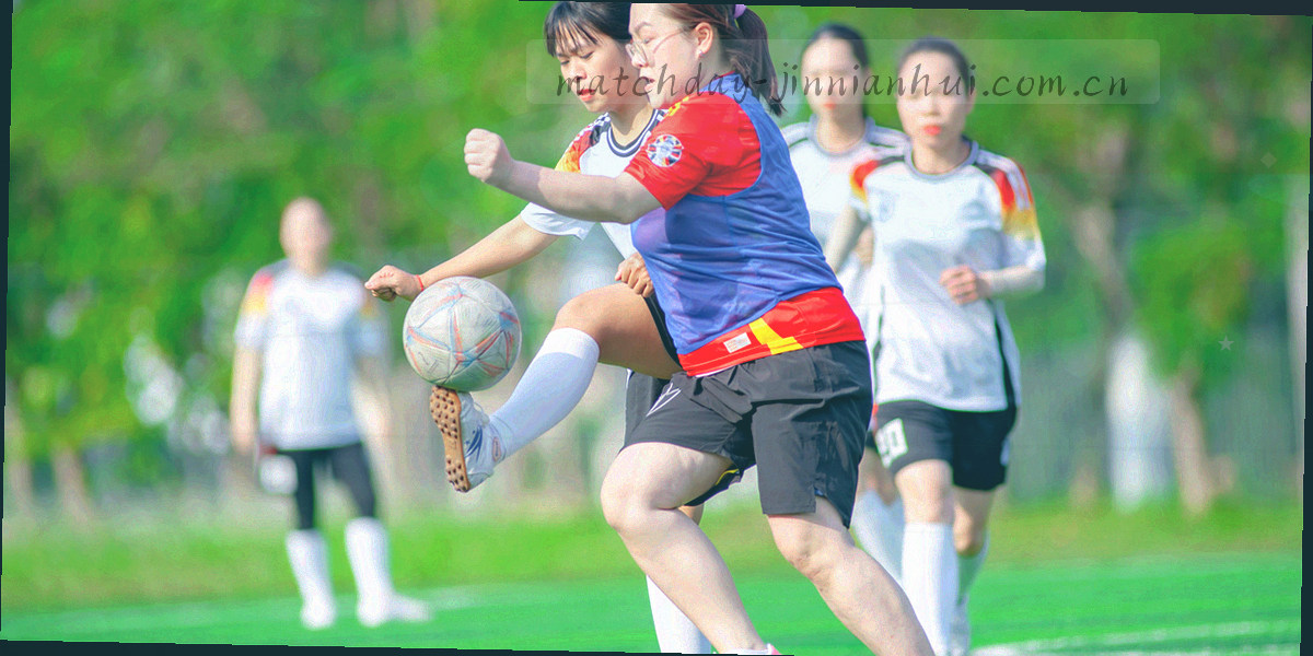 夜间球场灯光下的战术板线条与看台座椅纹理，冷调低饱和，局部保留荧光绿高光